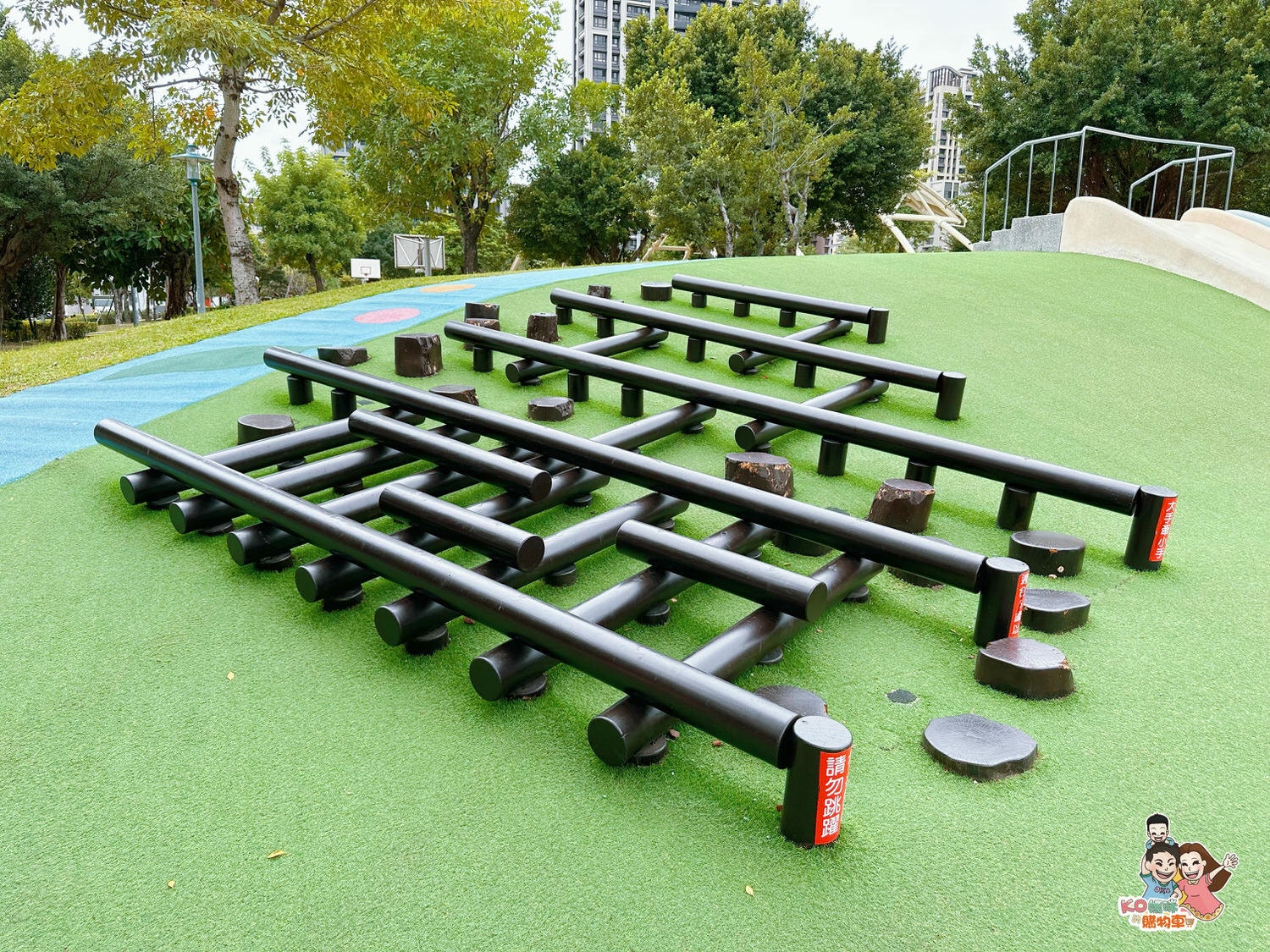 新莊頭前 ▎共融特色公園-頭前運動公園 兩層樓高樹梢觀察遊戲塔 觀木平台落羽松生態池╮ - 第12張圖