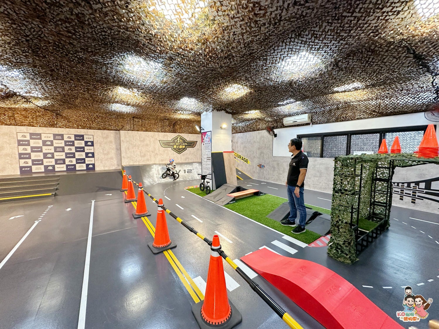 台中西屯 ▎ Holiway 哈樂維運動倉庫館場體驗-在室內也可以騎平衡車,玩蛇板!!親子騎乘運動體驗館 X 蛇板運動倉庫 ╮ - 第15張圖