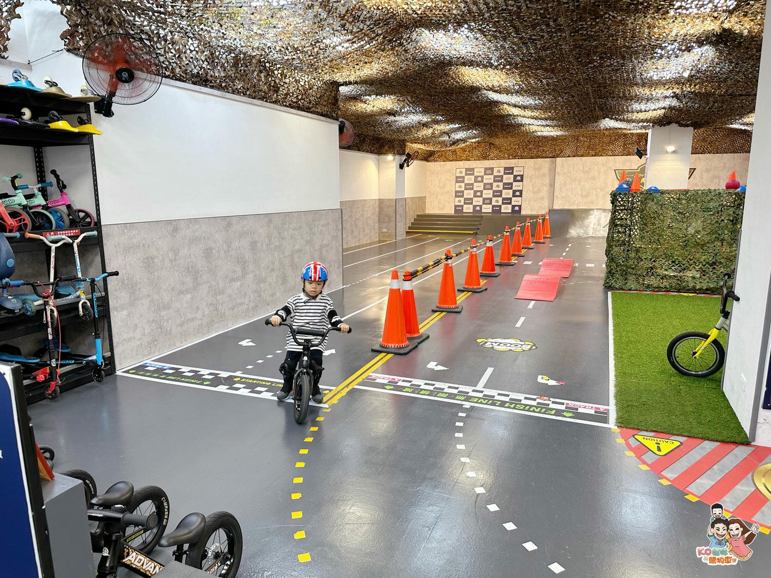 台中西屯 ▎ Holiway 哈樂維運動倉庫館場體驗-在室內也可以騎平衡車,玩蛇板!!親子騎乘運動體驗館 X 蛇板運動倉庫 ╮ - 第16張圖